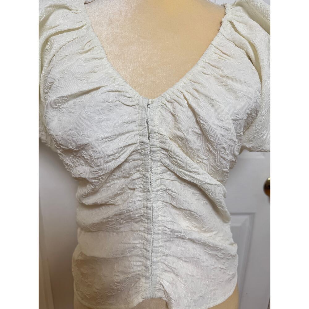 ASTR The Label White Floral Rouched Front-Clip Closed Puff Sleeve Top in Large - Picture 3 of 8